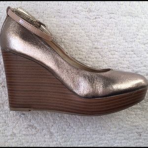 REPORT Gold shimmer wedge heels with wood platform and ankle strap boho glam 6.5